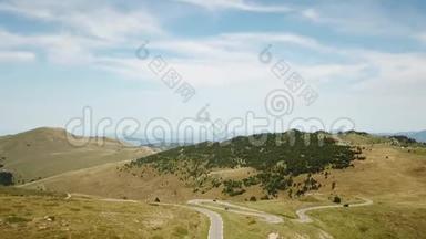 法国阿里盖山上比利牛斯公路的鸟瞰图
